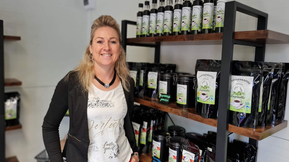 "Lupinen-Königin" Linda Kelly in ihrem Hofladen im baden-württembergischen Herdwangen