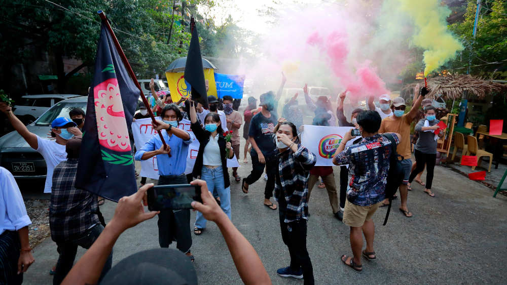 Protestaktion gegen den Militärputsch in Yangon, Myanmar, am 3. März 2022: Das Militär geht seit dem Putsch massiv gegen Medienschaffende vor. Laut IFJ sind derzeit mindestens 72 Journalistinnen und Journalisten in Haft