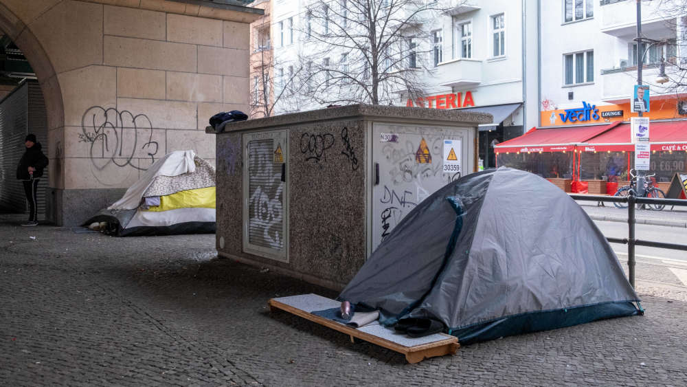 Zelte von Obdachlosen unterm Hochbahnviadukt nahe dem U-Bahnhof Eberswalder Straße in Berlin