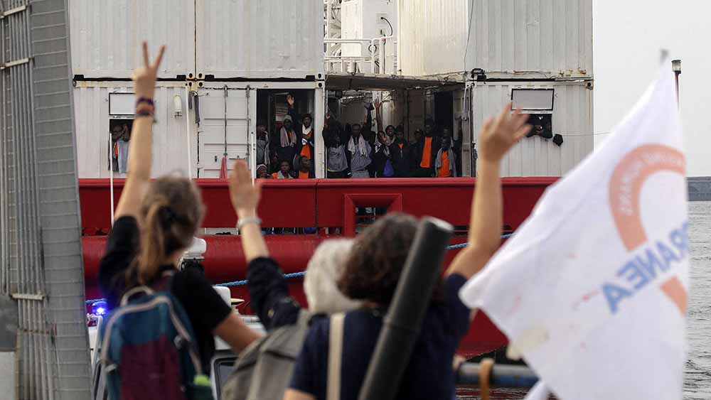 Menschen im Hafen von Neapel begrüßen Flüchtlinge an Bord der "Ocean Viking" von SOS Méditerranée