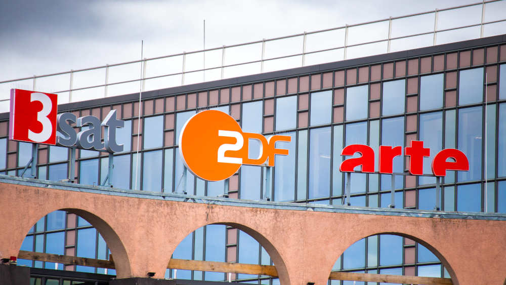 Die Kommission zur Ermittlung des Finanzbedarfs der Rundfunkanstalten (KEF) fordert vom ZDF mehr Transparenz bei den Kosten für Sportsendungen