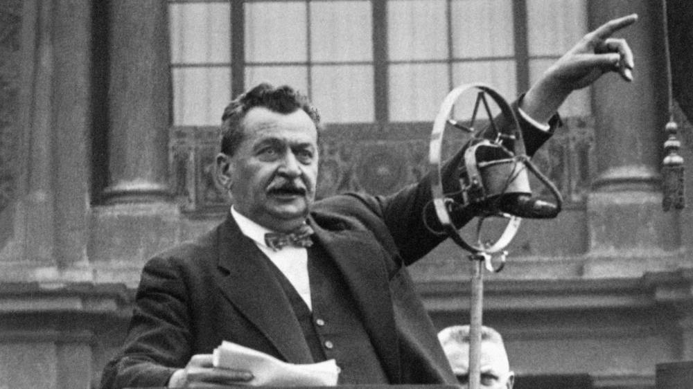 Otto Wels bei einer Rede im Berliner Lustgarten (1930)