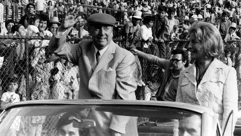 Bei einer Kundgebung im Stadion von Santiago de Chile winkt Pablo Neruda im Dezember 1972 ins Publikum