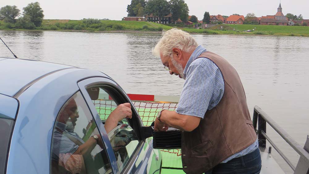 Eckhard Kruse auf der Elbfähre "Ilka" in Schnackenburg