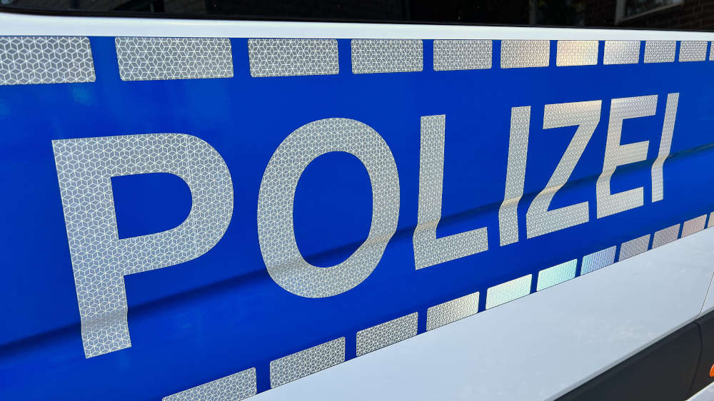 Aufschrift Polizei auf einem Streifenwagen