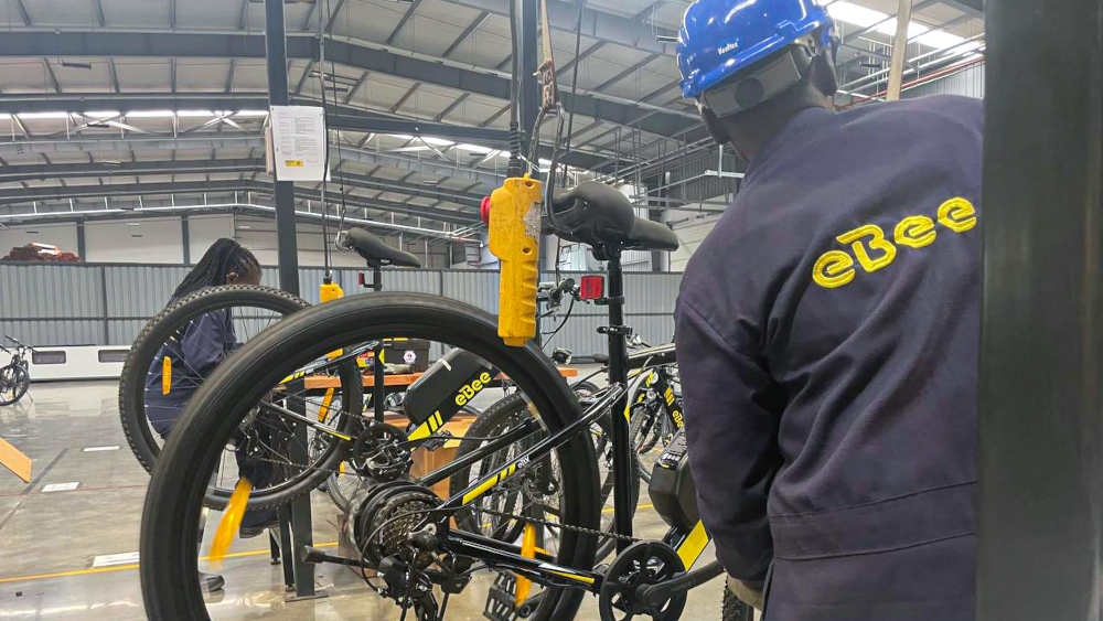 Die E-Bikes werden hier in der Produktionshalle in Tilisi bei Nairobi zusammengebaut
