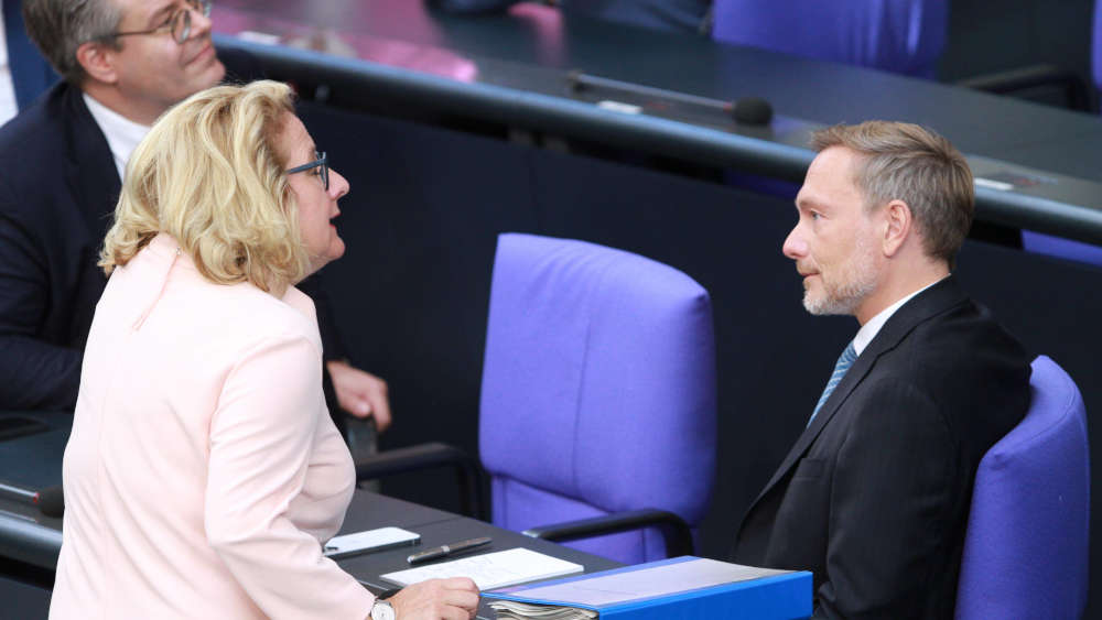 Entwicklungsministerin Svenja Schulze im Gespräch mit Finanzminister Christian Lindner