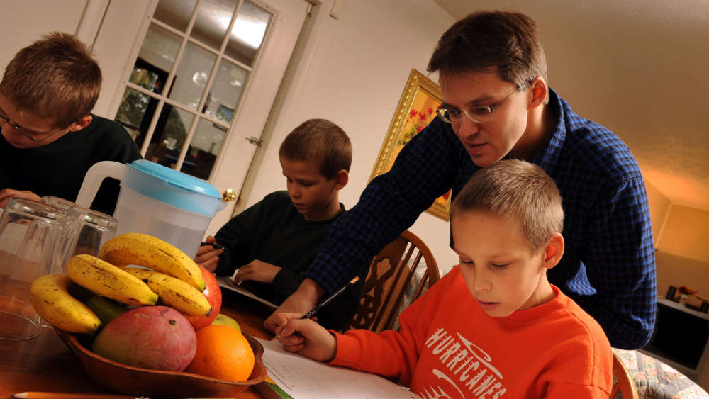 Uwe Romeike mit seinen Kindern beim Homeschooling im Jahr 2013 in Morristown (US-Staat Tennessee)