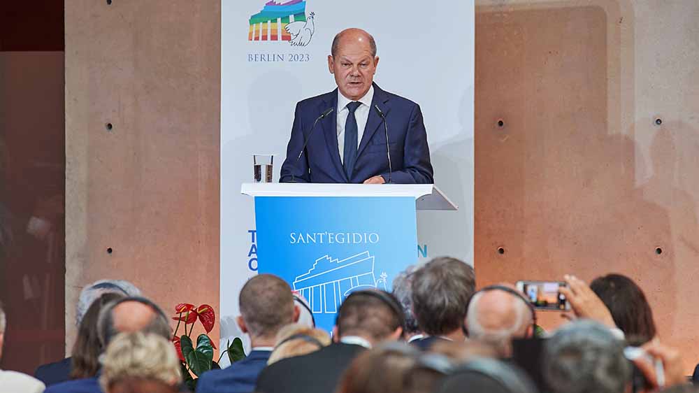 Kanzler Scholz trat bei der Gemeinschaft Sant'Egidio zum ersten Mal ohne Augenklappe auf