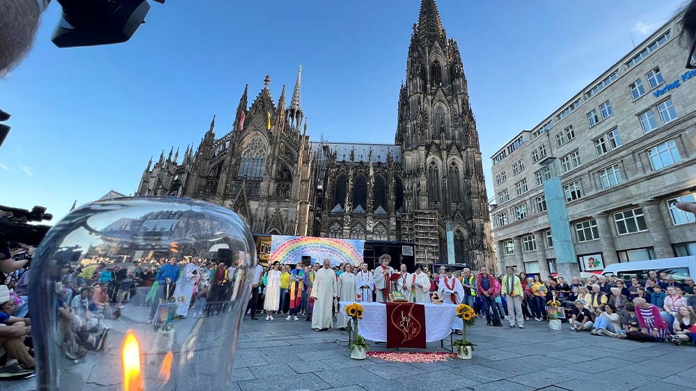 Katholische Seelsorger haben vor dem Kölner Dom einen Segnungsgottesdienst "fuer alle sich liebenden Paare" gefeiert