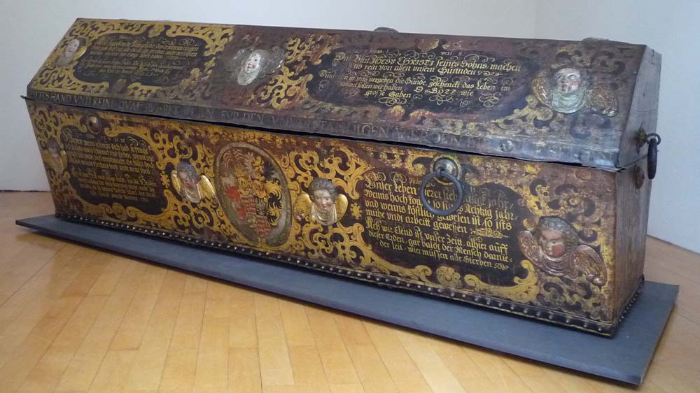 Sarg des Heinrich Posthumus Reuß aus dem Jahr 1636 ist Prunkstück der Ausstellung "Mit Fried und Freud fahr ich dahin - Protestantische Begräbniskultur der Frühen Neuzeit" im Kasseler Museum für Sepulkralkultur