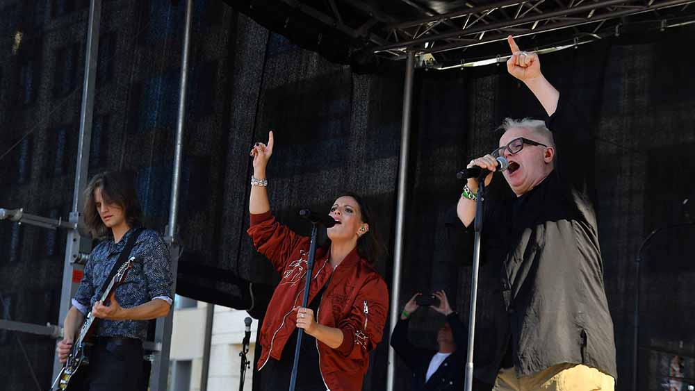 Herbert Grönemeyer und Silbermond-Frontfrau Stefanie Kloß rocken die Bühne der Klima-Demo in Hamburg