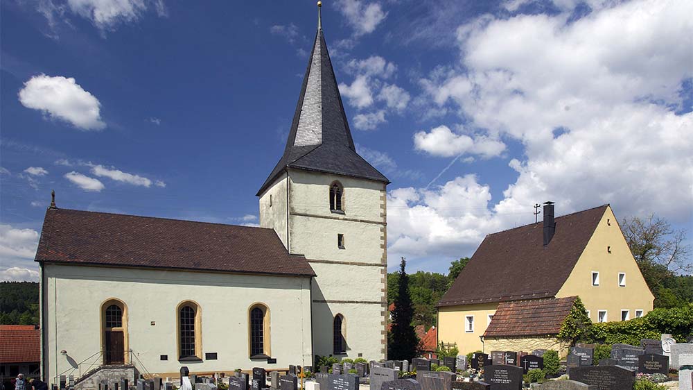 Die Kirche Eschenfelden (Kreis Sulzbach-Rosenberg) wurde am 2017 zur Simultankirche 2017 gekürt. Das Gotteshaus liegt am Simultankirchen-Radweg