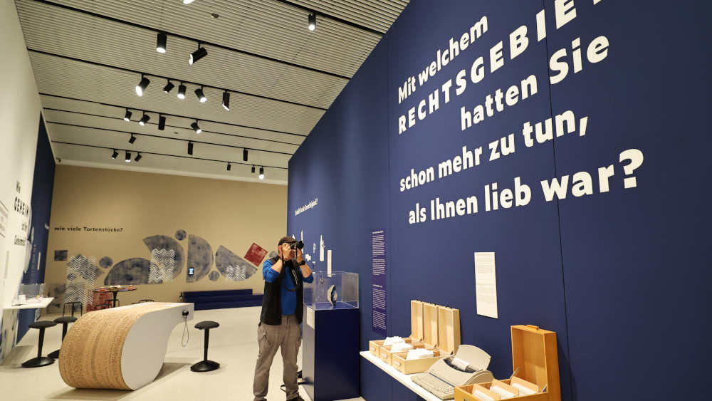 Mit der Frage von Recht und Unrecht im Maerchen befasst sich eine neue Sonderausstellung in der Grimmwelt Kassel