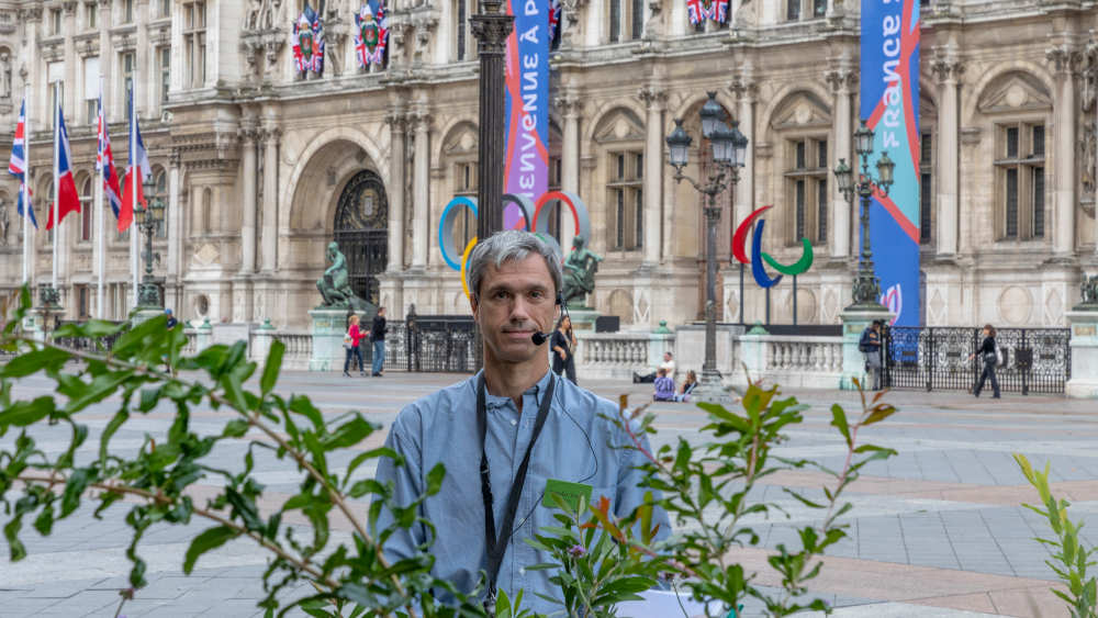 Stadtführer Laurent Guignon, Gründer von Ecolo Tour Paris, am Treffpunkt für den Spaziergang "Bords de Seine" vor dem Pariser Rathaus