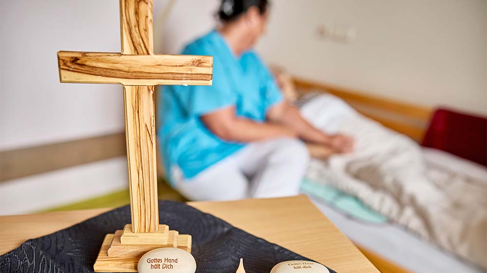 Karin Simon ist ausgebildete Krankenschwester, Heilpraktikerin für Psychotherapie, Sterbe- und Traueramme. Das heißt, sie begleitet Menschen beim Sterben (Symbolbild)