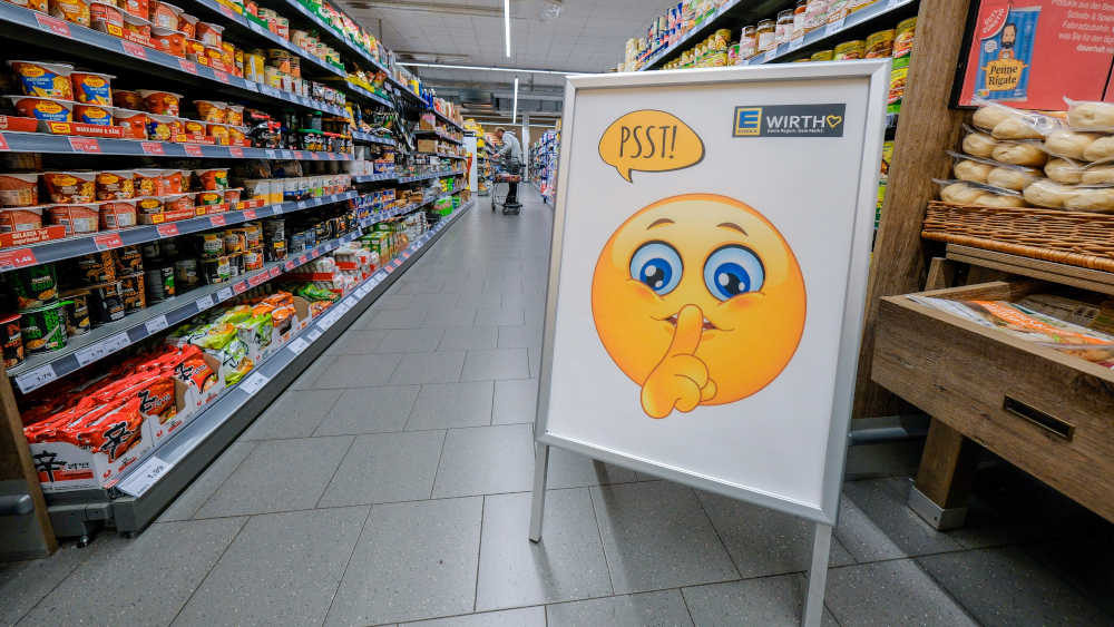 Aufsteller zur "Stillen Stunde" in der Edeka-Filiale am Herrenhäuser Markt in Hannover