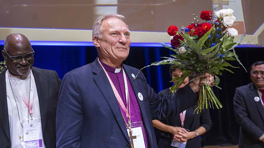 Bischof Henrik Stubkjær ist zum neuen Präsidenten gewählt worden, sein Vorgänger Panti Filibus Musa (li.) gratuliert