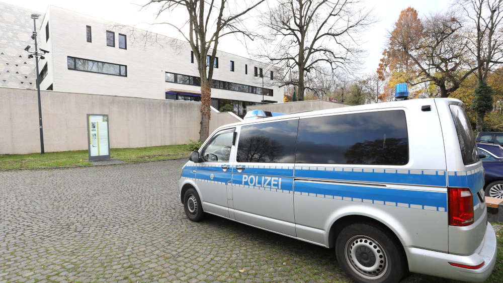 Polizeifahrzeug steht nach dem versuchten Brandanschlag vor der Neuen Synagoge Bochum
