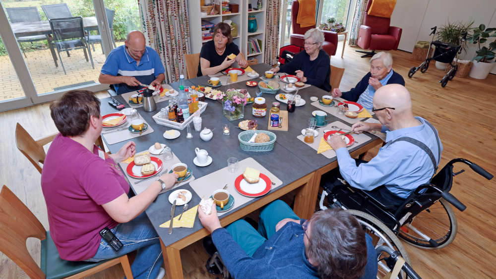 Fruehstücksrunde im kirchlichen Tageshospiz Bremervoerde (Kr. Rotenburg)