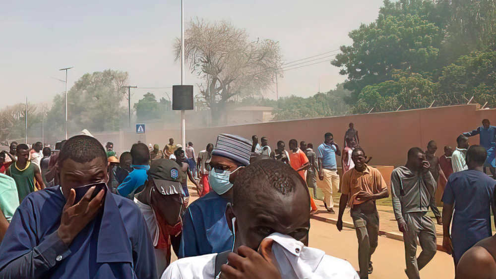 Niamey Anhänger der nigerianischen Junta zünden am 30.7.2023 den Eingang zur französischen Botschaft an, während Kräfte in der Botschaft mit Tränengas reagieren