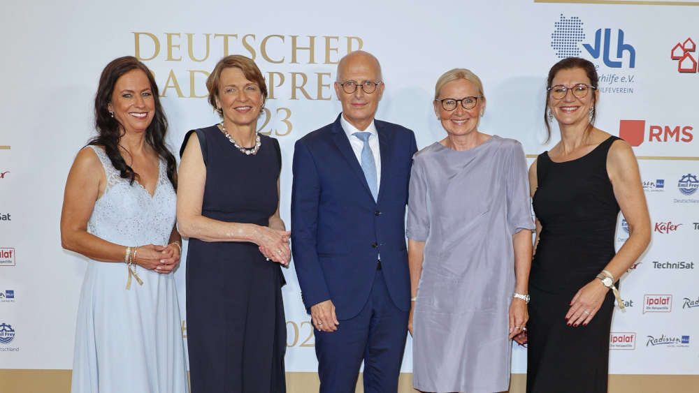 Auch Hamburgs Regierender Bürgermeister Peter Tschentscher (Mitte) war bei Verleihung Deutscher Radiopreis 2023 in der Neuen Flora