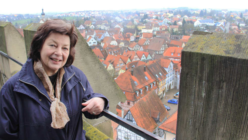Die Türmerin Blanca Knodel auf dem Blauen Turm in Bad Wimpfen