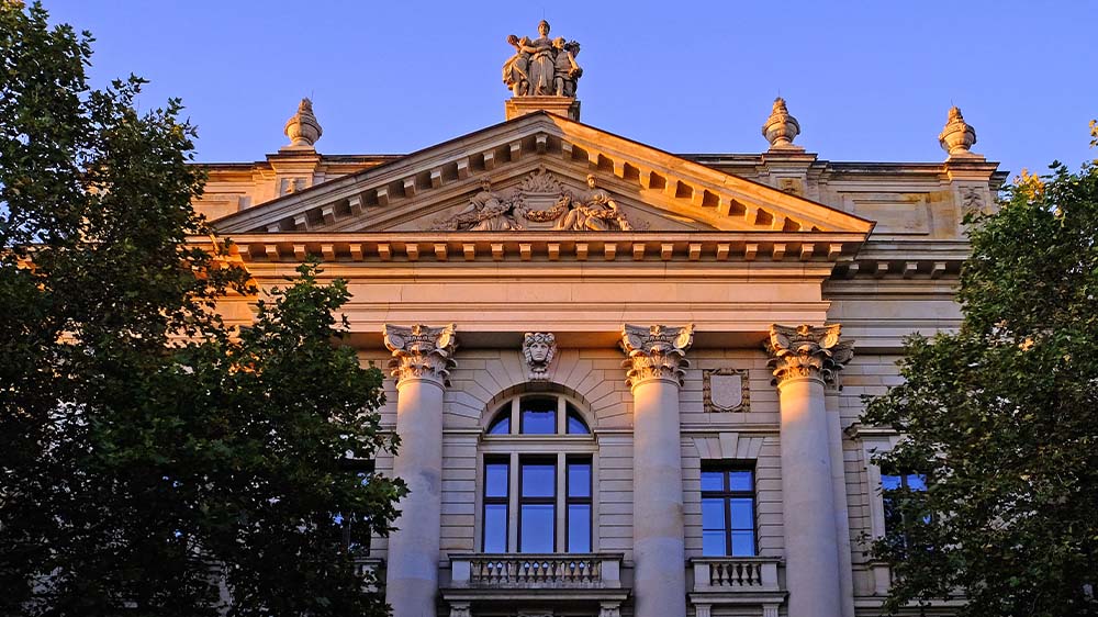 Die Fassade der Universitätsbibliothek Albertina in Leipzig. Hier wurden Fragmente der ältesten bekannten Handschrift des Theologen und Mystikers Meister Eckhart gefunden