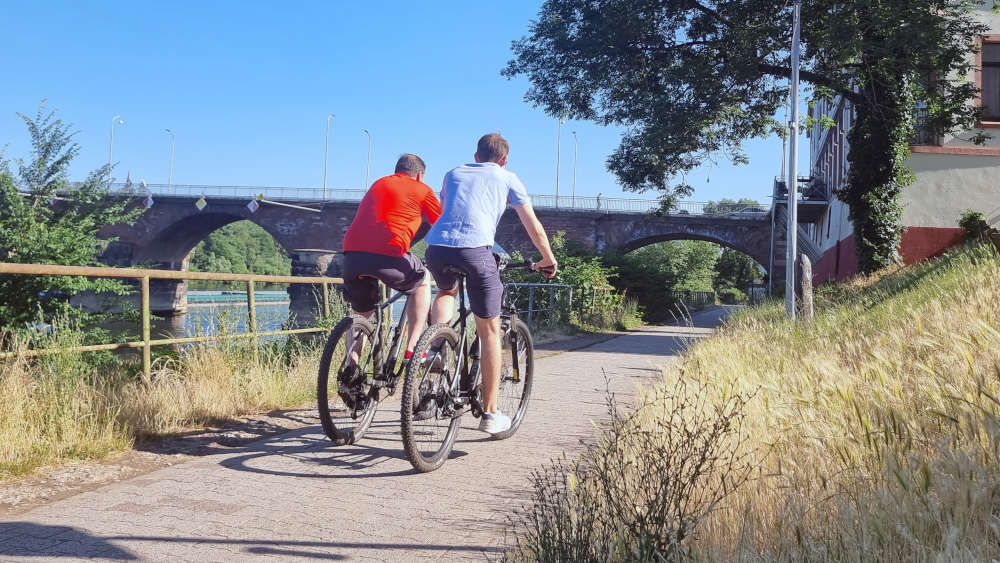 Vater und Sohn bei einer Radtour entlang der Mosel