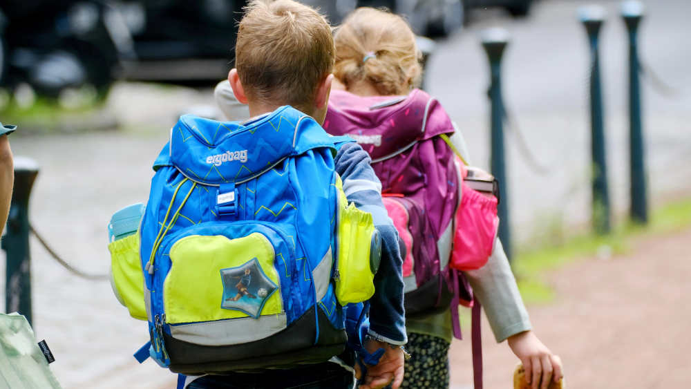 Laut der Robert-Bosch-Stiftung beobachten Lehrkräfte zunehmend häufiger, dass Kinder ohne das nötige Unterrichtsmaterial und ohne Frühstück zur Schule kommen