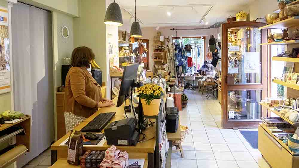 Mitarbeiterin Ursula Buechi bietet im Weltlden in Hofheim ein buntes Sortiment