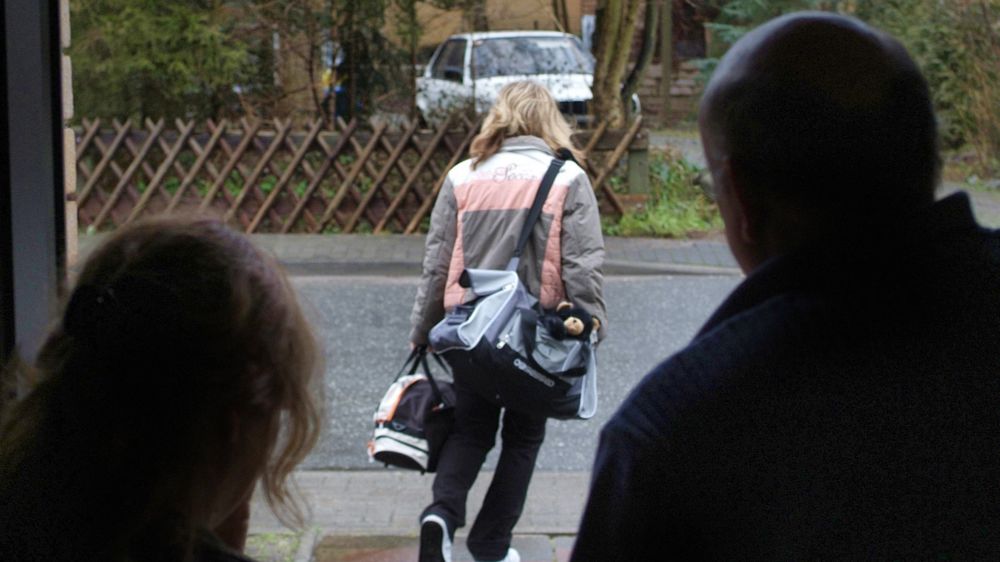 Frauen ziehen allgemein früher von zu Hause aus als Männer