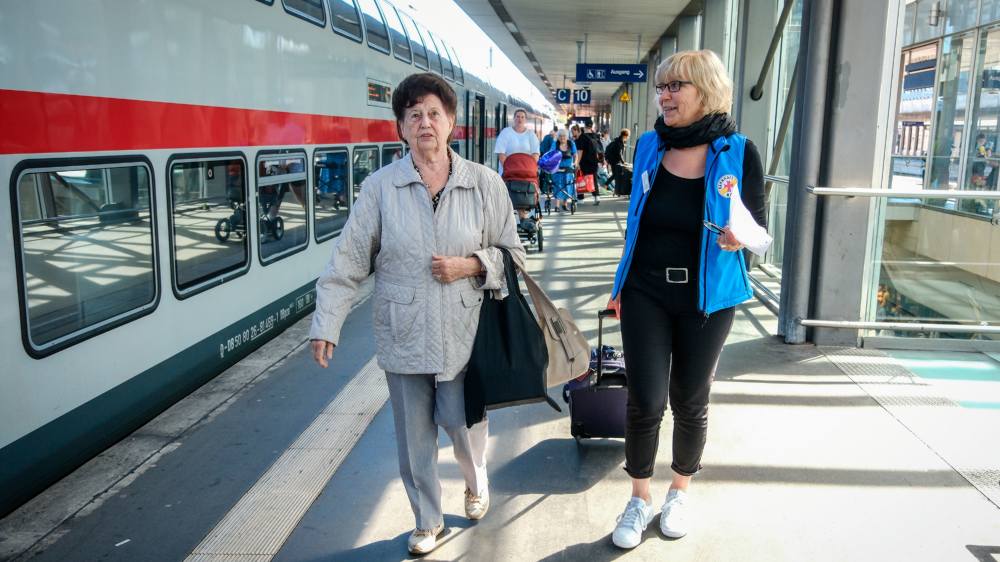 Zum Abschied wird gewunken - Karen Hammerich, Leiterin der Ökumenischen Bahnhofsmission Hannover, begleitet eine ältere Dame zu ihrem Zug 