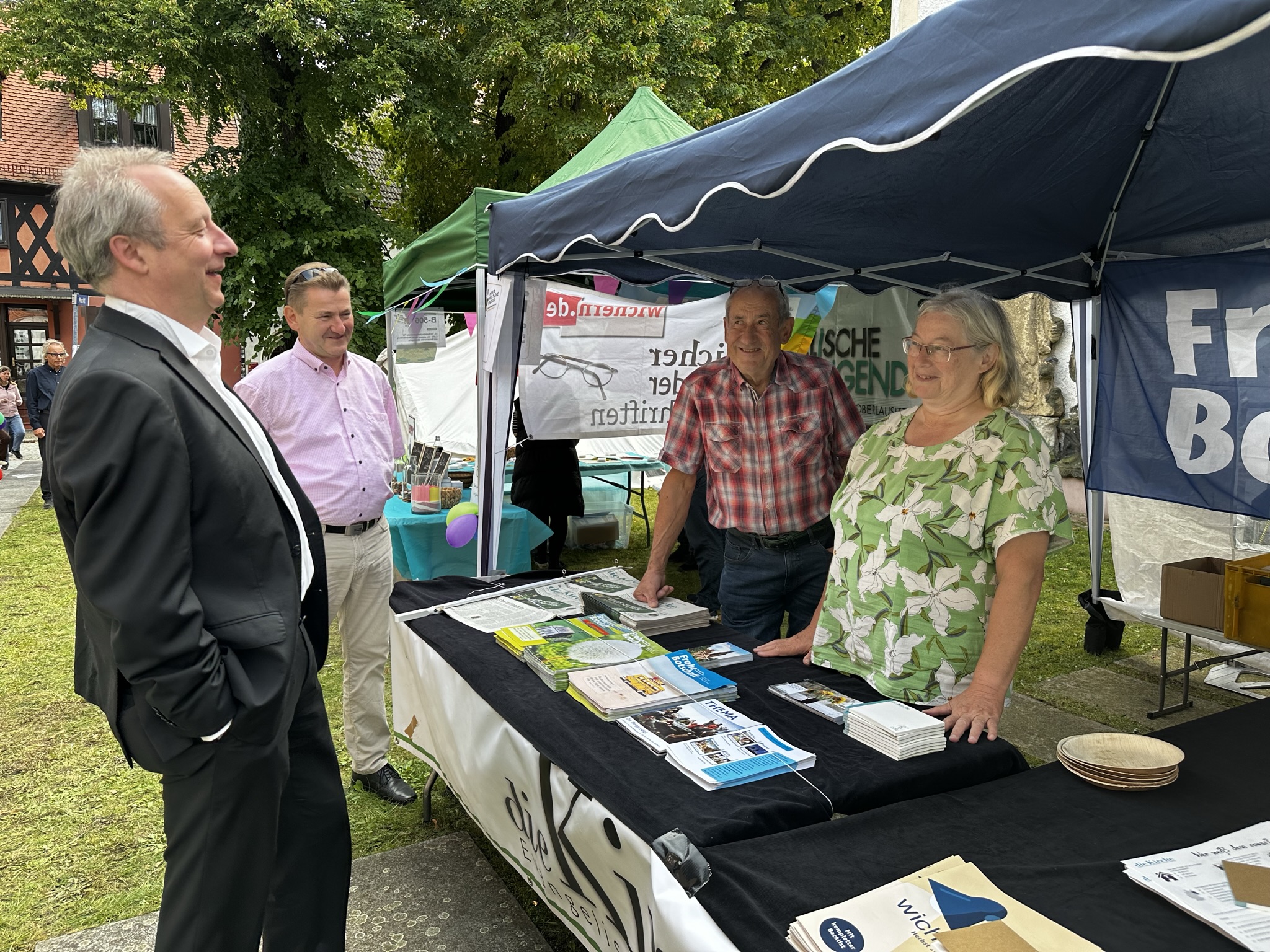 Bischof Christian Stäblein am Stand des Wichern-Verlages Bischof Christian Stäblein am Stand des Wichern-Verlages