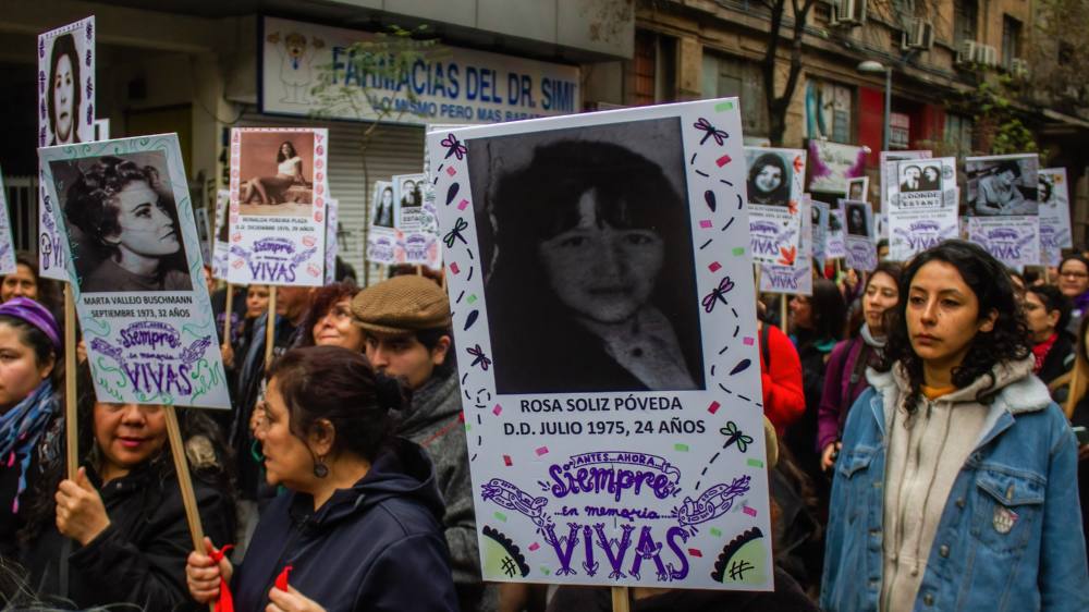Teilnehmer des traditionellen Gedenkmarschs in der Hauptstadt Santiago