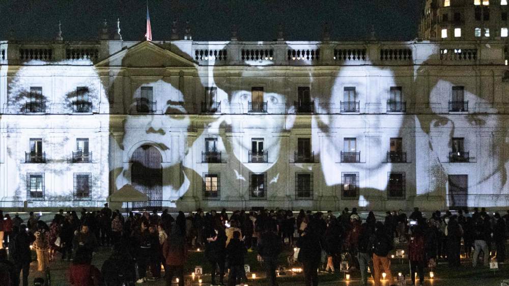 Projektion von verschwundenen Häftlingen des Pinochet-Regime in der Hauptstadt Santiago