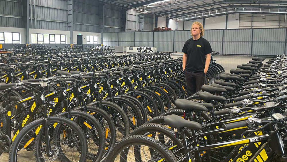 Joost Boeles, einer der Gründer von "eBee Mobility", am 10.08.2023 in der Fabrikhalle vom Start-up "eBee Mobility" in Tilisi bei Nairobi