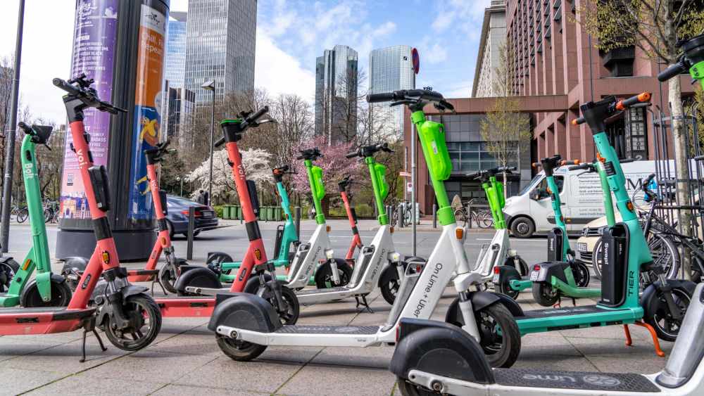 Image - Gefährlich oder zeitgemäß? Debatte um E-Scooter geht weiter