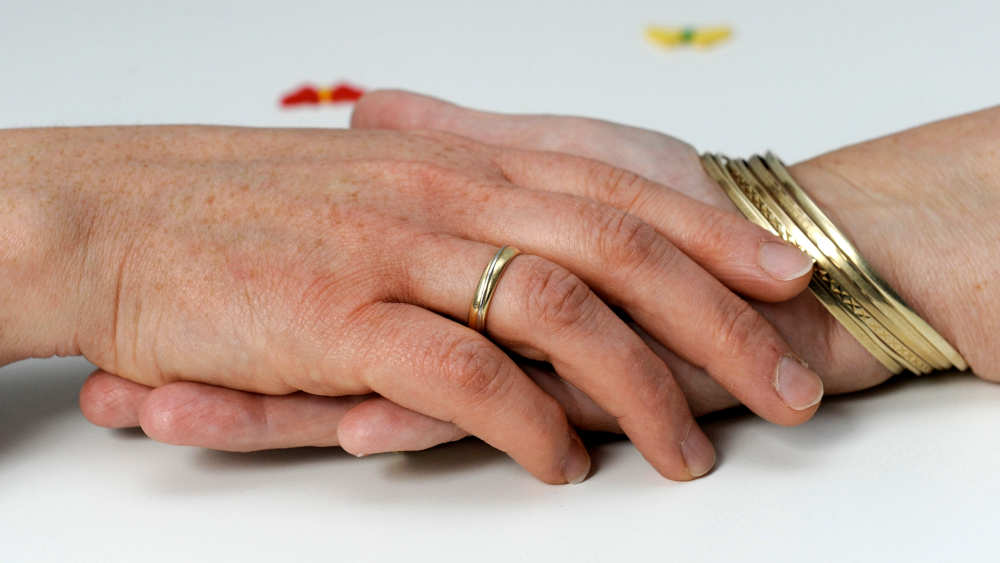 Im Projekt „HospInk - Hospizbegleitung Inklusiv“ an der Katholischen Hochschule in Münster soll ein spezielles Fortbildungsprogramm entwickelt werden, das Menschen mit kognitiver Einschränkung befähigt, Sterbende am Lebensende zu begleiten