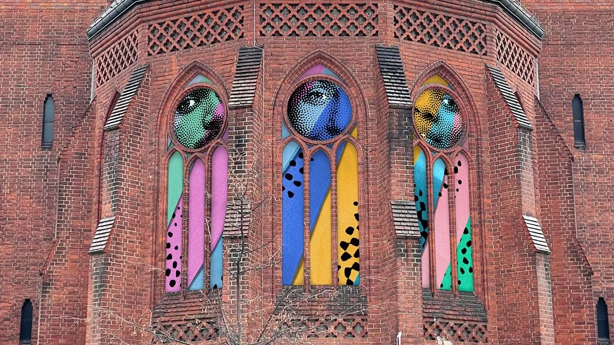 Farbige Fenster der Genezarethkirche in Berlin-Neukölln