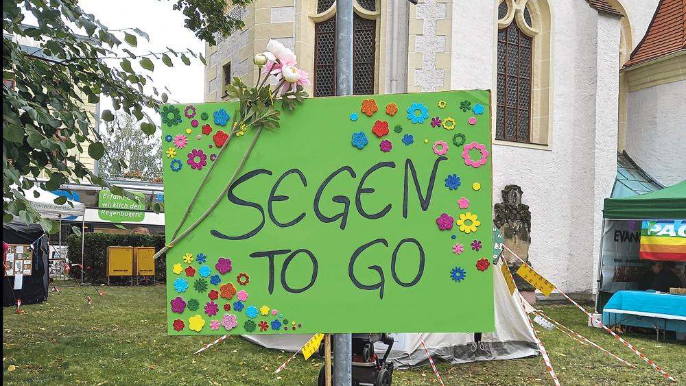 Schild "Segen to go" auf der Kirchenmeile am Brandenburg-Tag in Finsterwalde Schild "Segen to go" auf der Kirchenmeile am Brandenburg-Tag in Finsterwalde