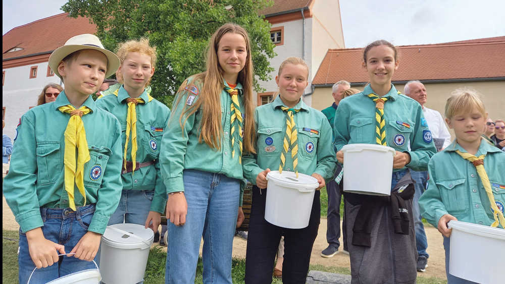 Pfadfinder:innen beim Festgottestdienst am Brandenburg-Tag in Finsterwalde beim Kollekte sammeln