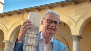 Günther Jauch als Mäzen der Friedenskirche bei einer Veranstaltung im Jahr 2020