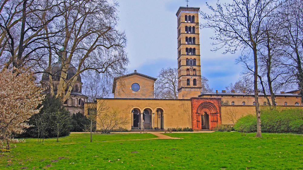 Friedenskirche Potsdam im Park von Sanssouci mit Glockenturm