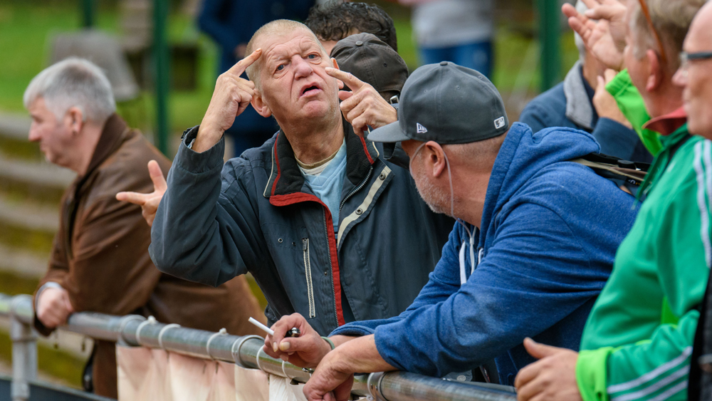 Gehörlose Zuschauer am Spielfeldrand beim Spiel GSFV Herne gegen GSV Recklinghausen 2020