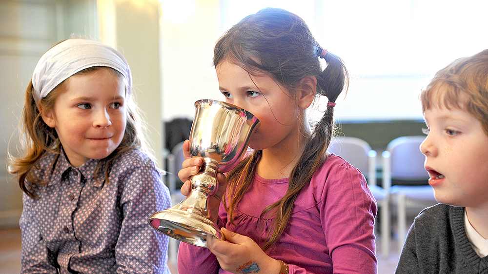 Durch religionspädagogische Arbeit in Kitas und Schulen wird Kindern auch vermittelt, worum es beim Abendmahl geht