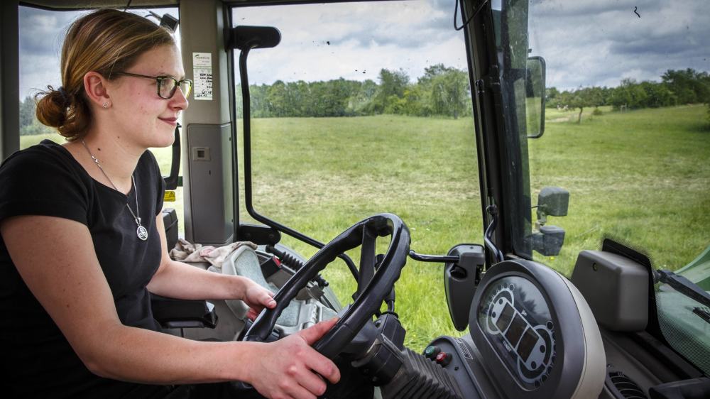 Frauen in der Landwirtschaft wird beim Arbeiten mit schweren Geräten immer noch weniger zugetraut