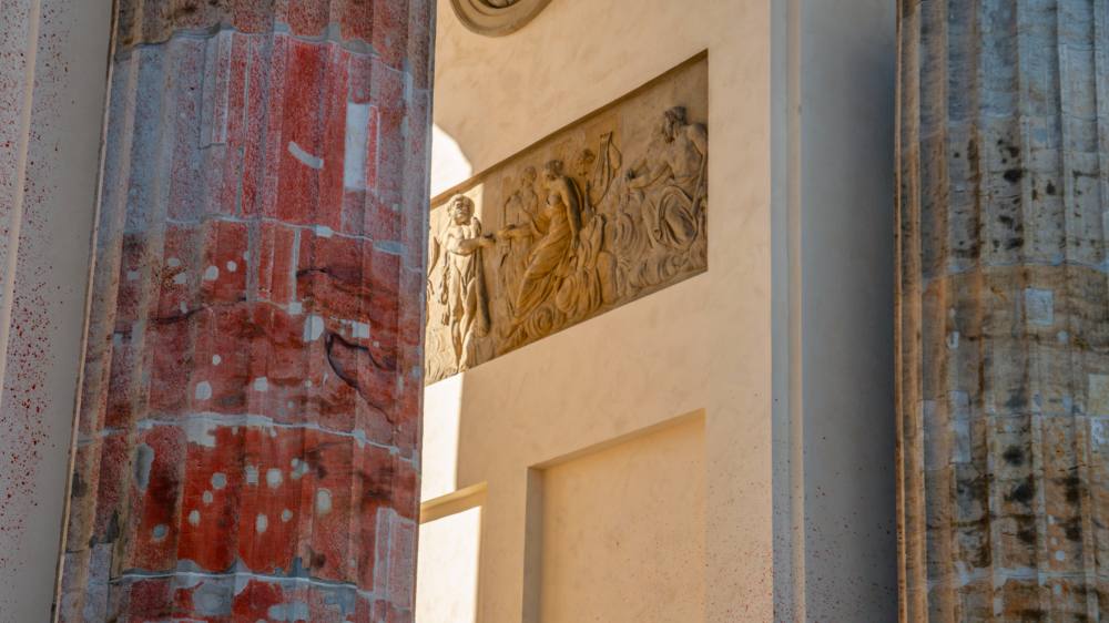 Am 17.09. besprühten Klimaaktivisten das Brandenburger Tor mit Sprühfarbe