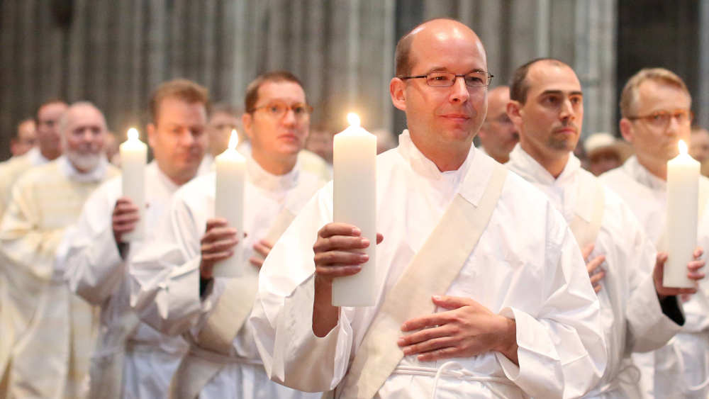 Priesteramtskandidaten ziehen zur Priesterweihe in den Dom von Köln ein (Archivbild von 2014)