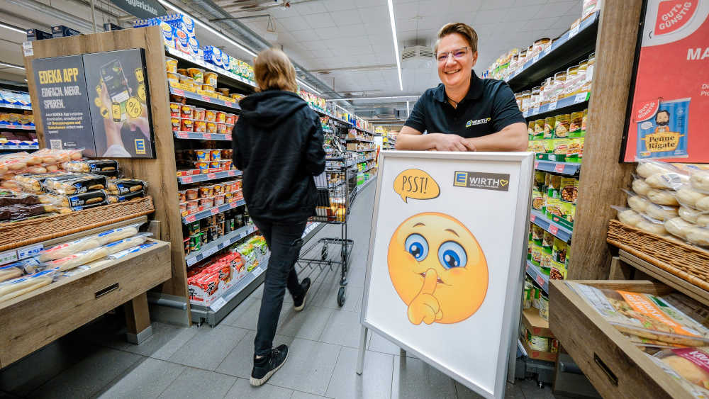 Nadja Wirth, Inhaberin der Edeka-Filiale, mit ihrem Aufsteller zur "Stillen Stunde"